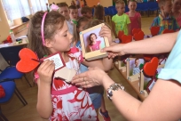 Dzieci z upominkami dla rodziców